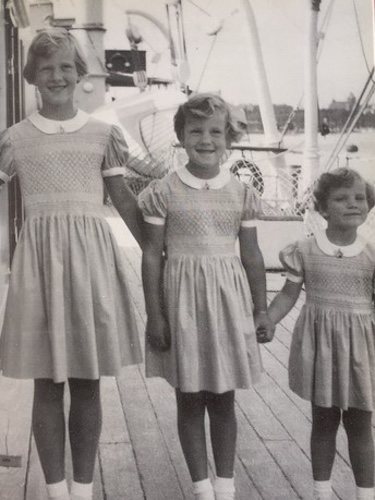 La Reina Margarita de Dinamarca y sus hermanas de pequeñas en el yate real