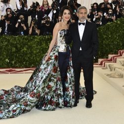 Amal Alamuddin y George Clooney en la alfombra roja de la Gala MET 2018