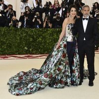 Amal Alamuddin y George Clooney en la alfombra roja de la Gala MET 2018
