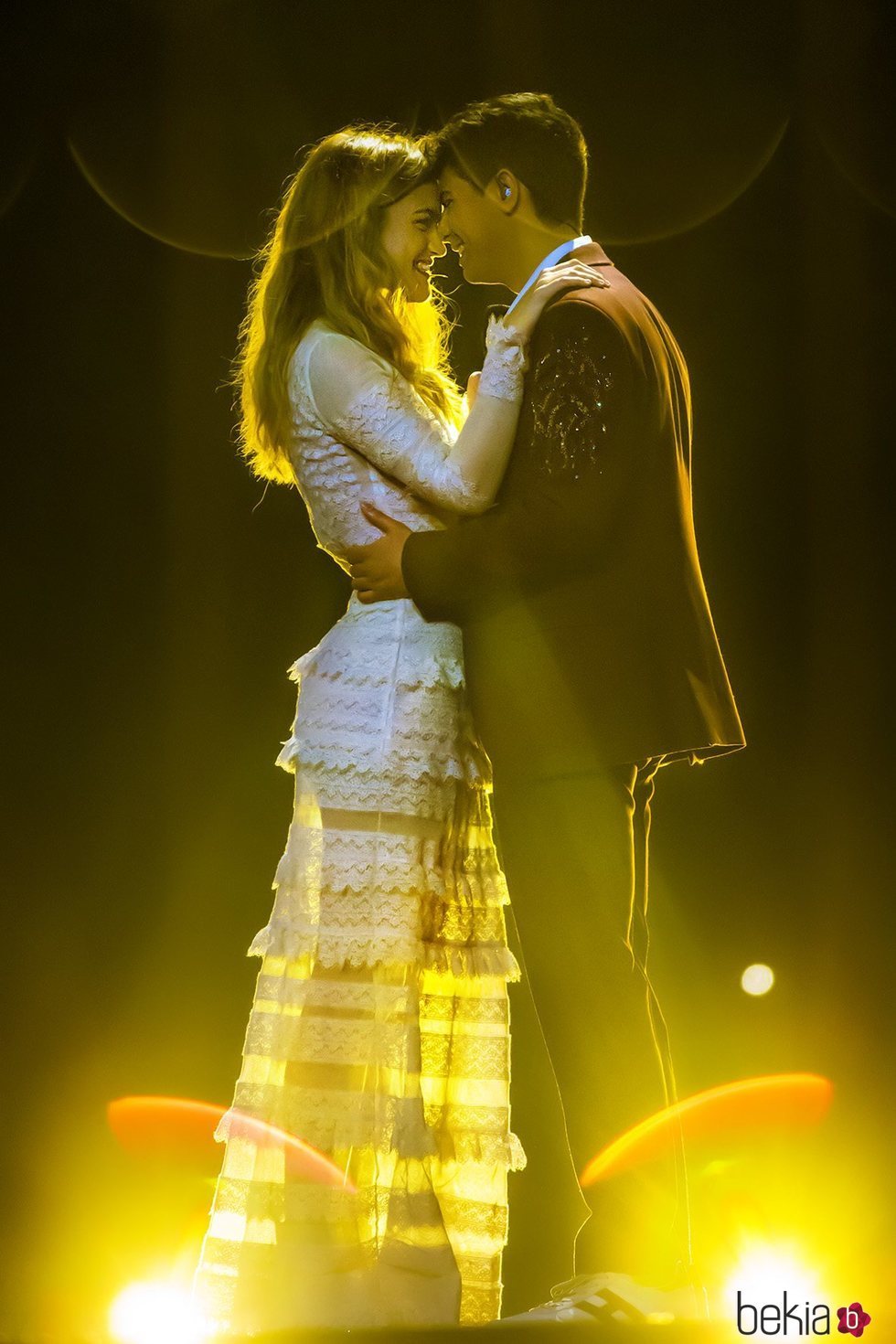 Amaia y Alfred a contraluz en el primer ensayo general previo a Eurovisión 2018
