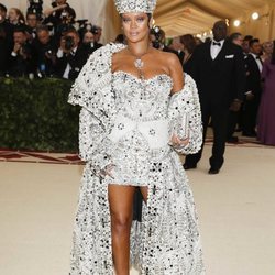 Rihanna en la alfombra roja de la Gala MET 2018