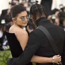 Kylie Jenner y Travis Scott en la alfombra roja de la Gala MET 2018