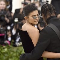 Kylie Jenner y Travis Scott en la alfombra roja de la Gala MET 2018