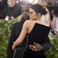 Kylie Jenner y Travis Scott en actitud cariñosa en la alfombra roja de la Gala MET 2018