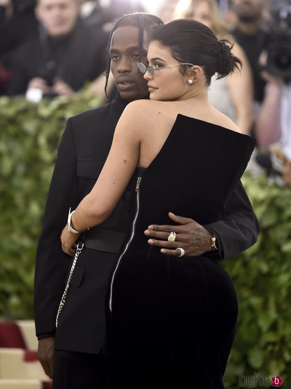 Kylie Jenner y Travis Scott en actitud cariñosa en la alfombra roja de la Gala MET 2018