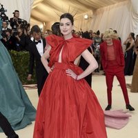 Anne Hathaway en la alfombra roja de la Gala MET 2018