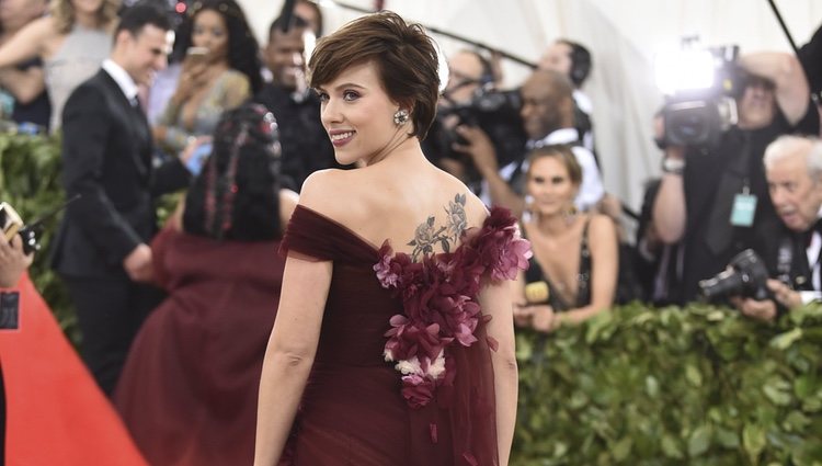 Scarlett Johansson en la alfombra roja de la Gala MET 2018