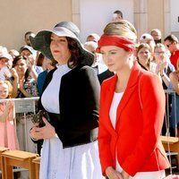 Alejandra y Estefanía de Luxemburgo en la procesión de la Octava Católica