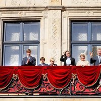 La Familia Ducal de Luxemburgo saluda tras la procesión de la Octava Católica