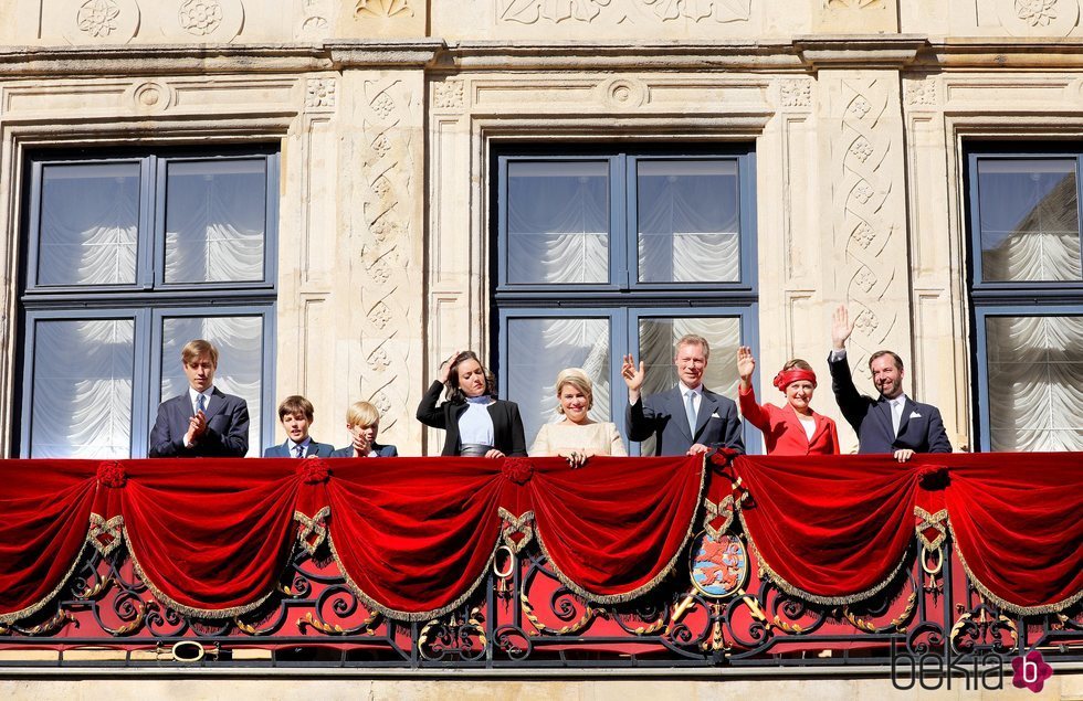 La Familia Ducal de Luxemburgo saluda tras la procesión de la Octava Católica