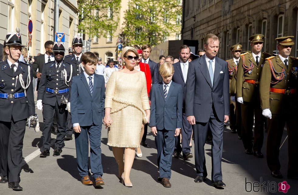 Los Grandes Duques de Luxemburgo y sus nietos Gabriel y Noé en la procesión de la Octava Católica