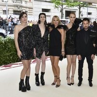 Carlota Casiraghi con Kate Moss y otras amistades en la alfombra roja de la Gala MET 2018