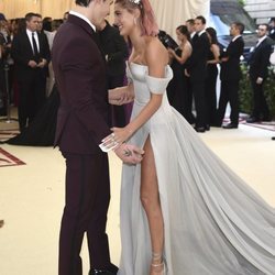 Shawn Mendes y Hailey Baldwin en actitud muy cariñosa en la alfombra roja de la Gala MET 2018