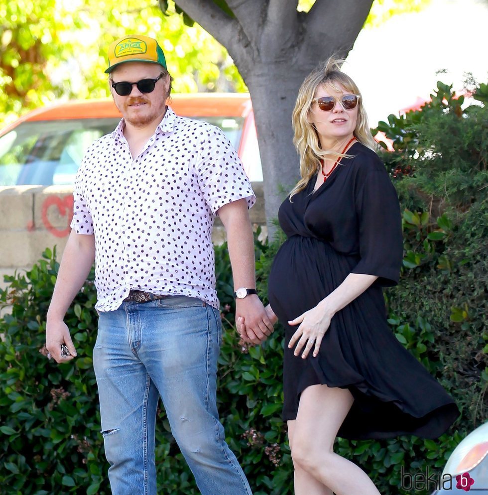 Kirsten Dunst embarazada junto con su prometido Jesse Plemons