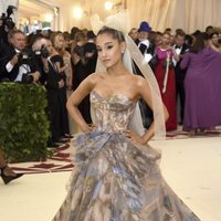 Ariana Grande en en la alfombra roja de la Gala MET 2018