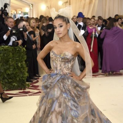 Ariana Grande en en la alfombra roja de la Gala MET 2018
