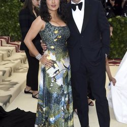 Salma Hayek y su marido en la alfombra roja de la Gala MET 2018