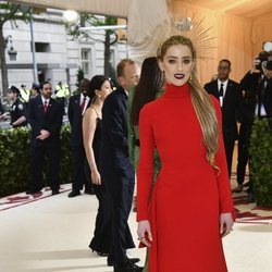 Amber Heard en la alfombra roja de la Gala MET 2018