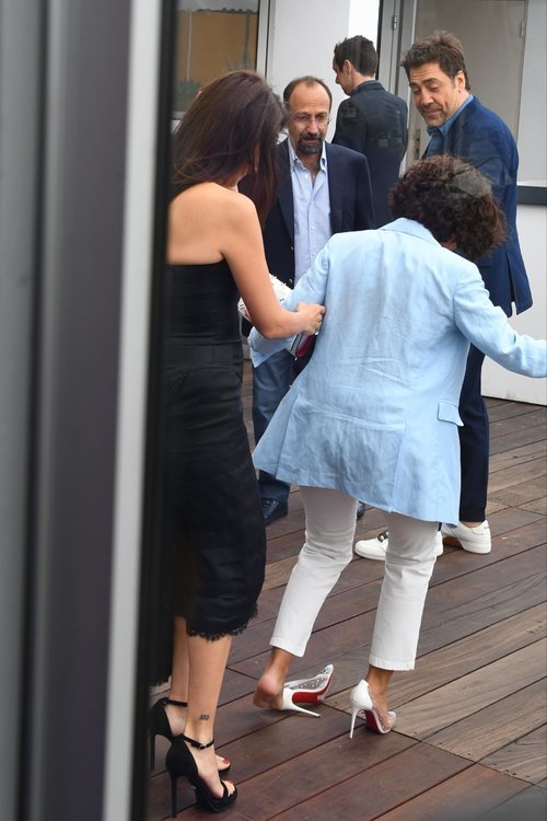 Inma Cuesta perdió el zapato y Penélope Cruz la ayudó en el Festival de Cannes de 2018