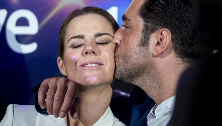 David Bustamante dando un beso a Amelia Bono en la presentación de 'Bailando con las estrellas'