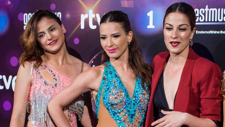 Yana Olina con otras bailarinas en la presentación de 'Bailando con las estrellas'