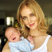 Chiara Ferragni con su hijo Leone en brazos