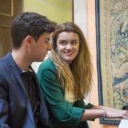 Amaia y Alfred sentados al piano en la embajada de España en Portugal antes de Eurovisión 2018