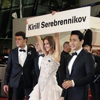 Irina Starshenbaum protestando por la libertad de Krill Serebrennikov en el Festival de Cannes de 2018