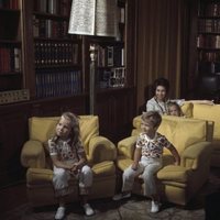 Los Reyes Juan Carlos y Sofía con sus hijos cuando eran pequeños viendo una película