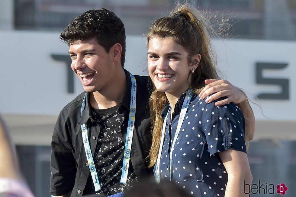 Alfred y Amaia, sonrientes en un encuentro con fans en Lisboa antes de Eurovisión 2018