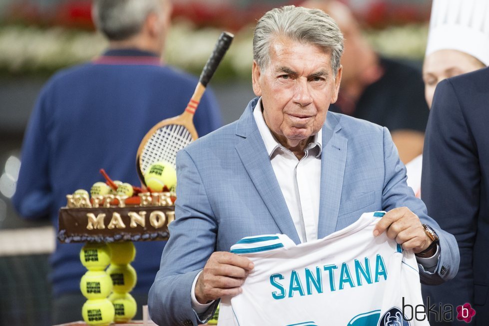 Manolo Santana con una camiseta del Real Madrid en el Madrid Open 2018