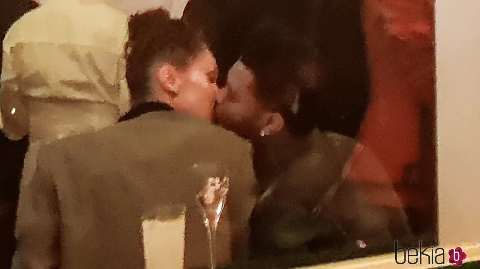 Bella Hadid y The Weeknd besándose en el festival de Cannes 2018