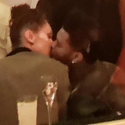 Bella Hadid y The Weeknd besándose en el festival de Cannes 2018