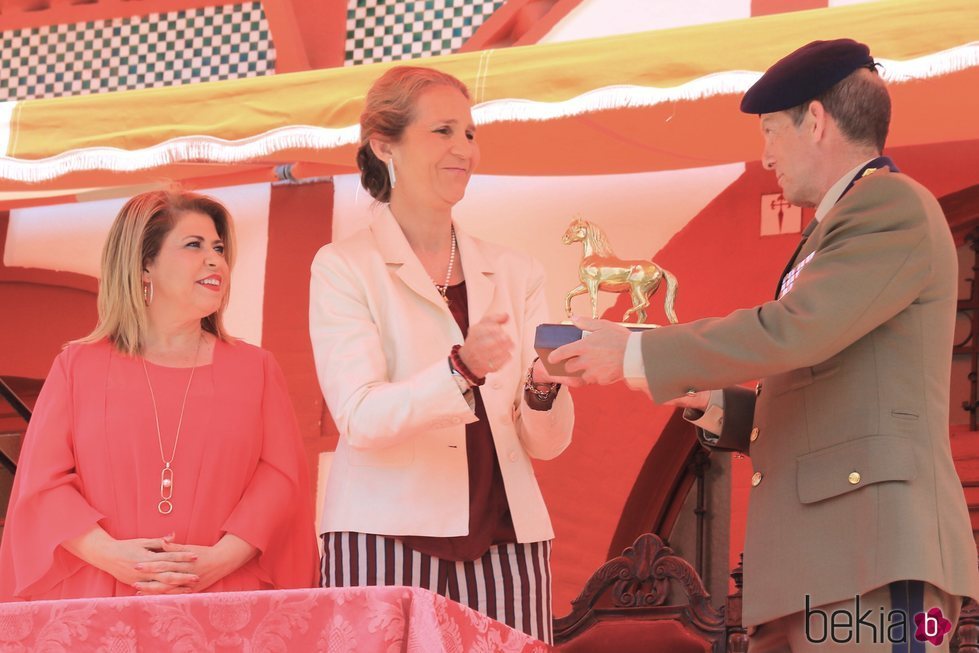 La Infanta Elena entregando el Premio Caballo de Oro 2018