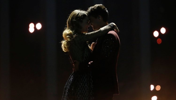 Amaia y Alfred terminando su actuación en la final de Eurovisión 2018