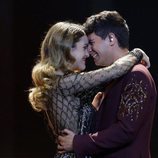 Amaia y Alfred muy románticos durante su actuación en la final de Eurovisión 2018