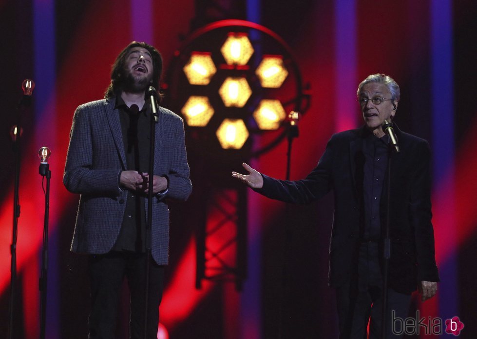Salvador Sobral y Caetano Veloso actuando en la final de Eurovisión 2018