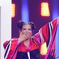 Netta con el micrófono de ganadora de Eurovisión 2018