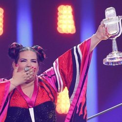 Netta con el micrófono de ganadora de Eurovisión 2018