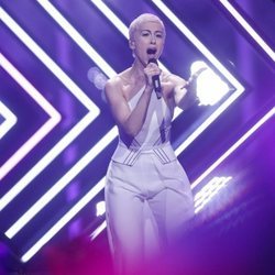 La cantante de Reino Unido, Surie, durante su actuación en Eurovisión 2018