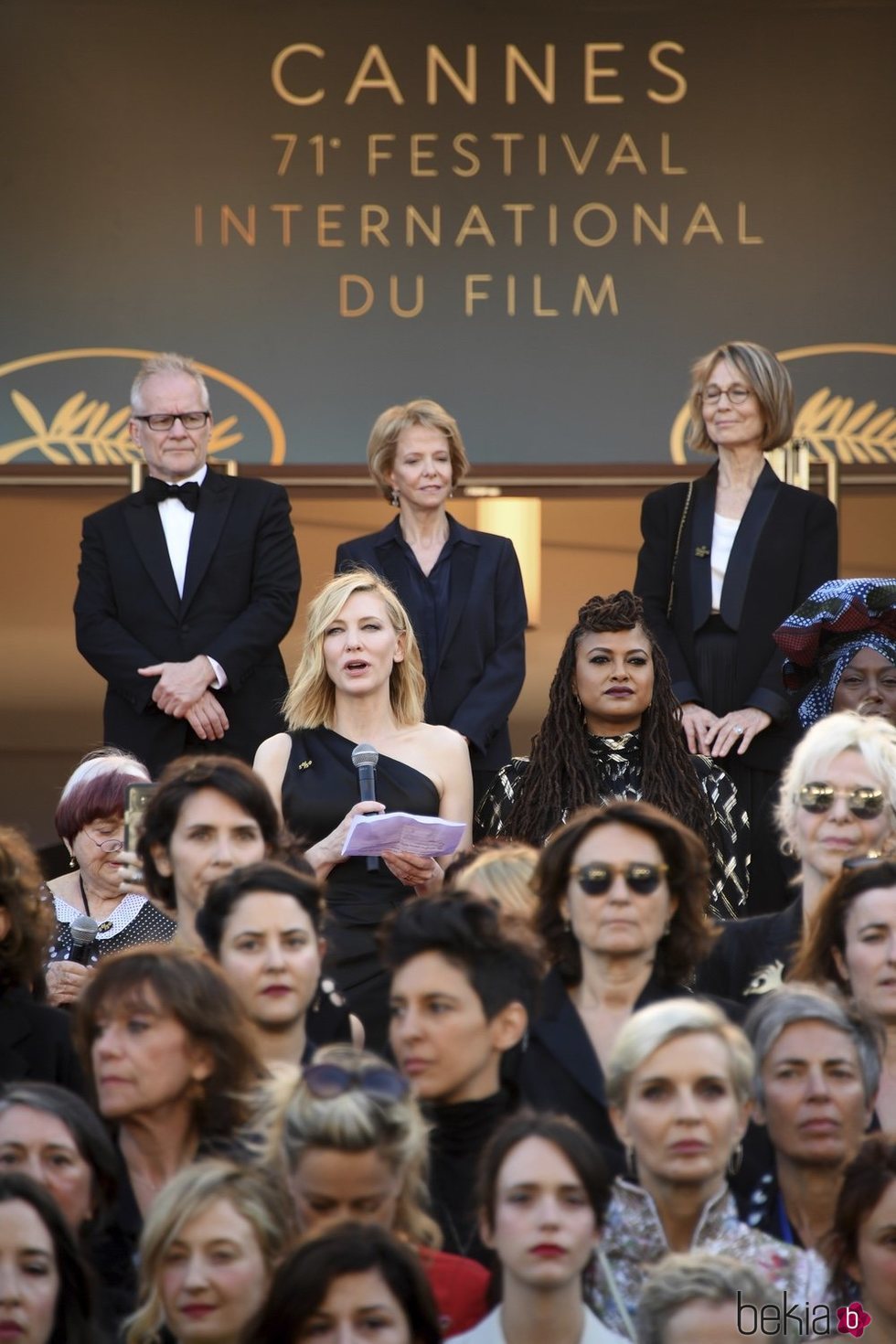 Cate Blanchett pronunciando un discurso en la alfombra roja del Festival de Cannes 2018
