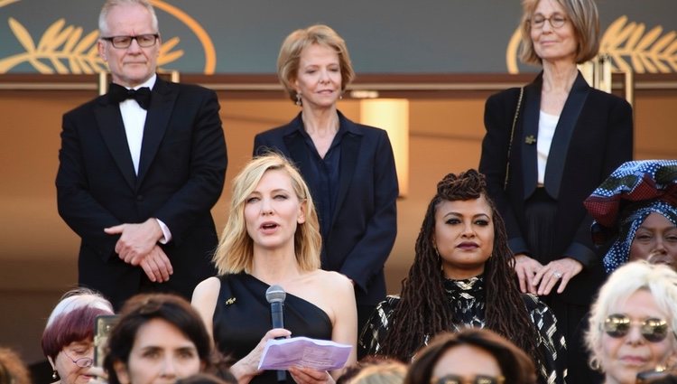 Cate Blanchett pronunciando un discurso en la alfombra roja del Festival de Cannes 2018