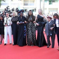 Cate Blanchett junto a varias mujeres del mundo del cine en la alfombra roja del Festival de Cannes 2018