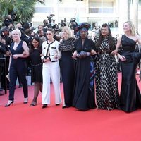 Cate Blanchett junto a varias mujeres del mundo del cine en la alfombra roja del Festival de Cannes 2018