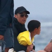 Cristiano Ronaldo abrazando a su hijo en Ibiza