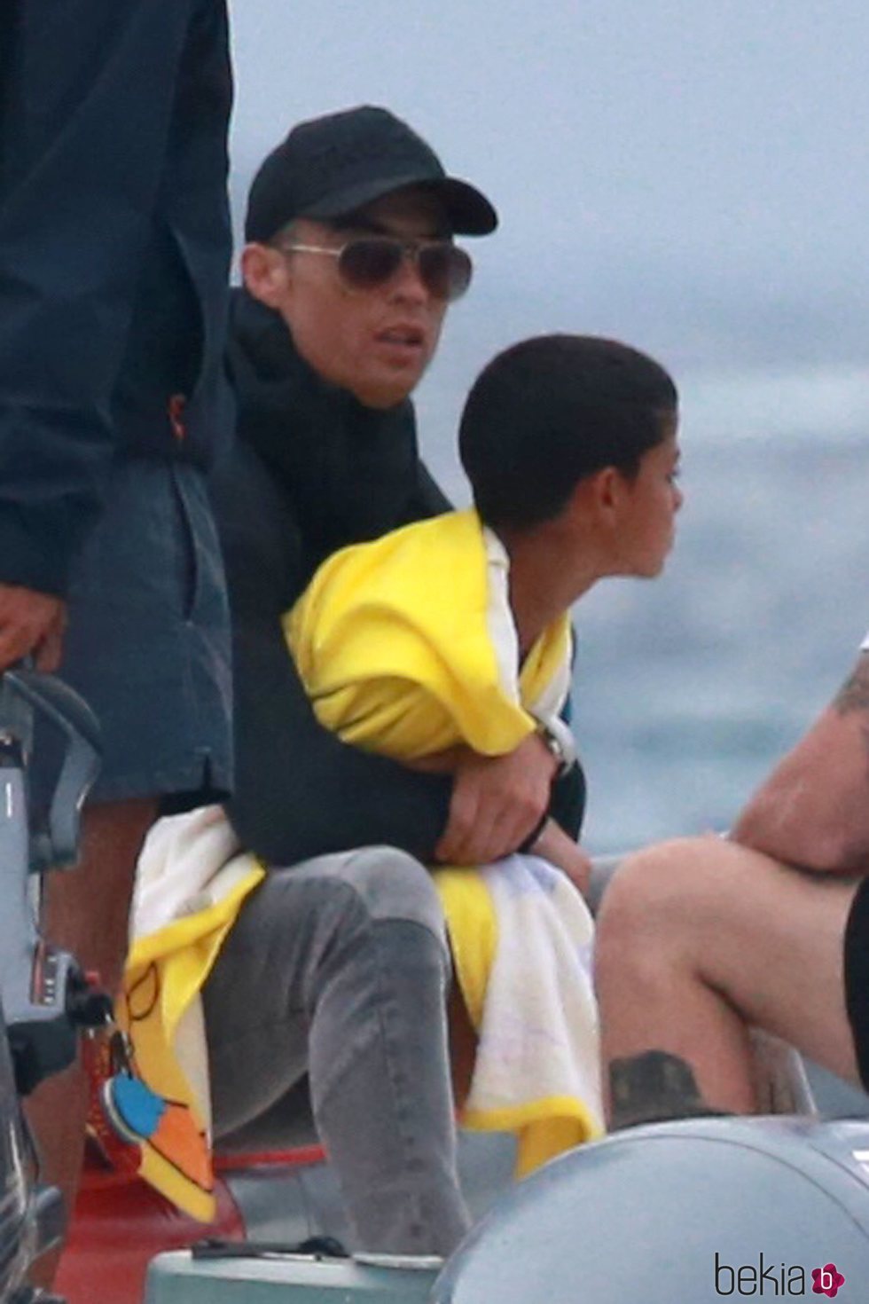 Cristiano Ronaldo abrazando a su hijo en Ibiza