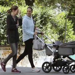 Eva González con una amiga paseando con su hijo Cayetano Rivera por Madrid
