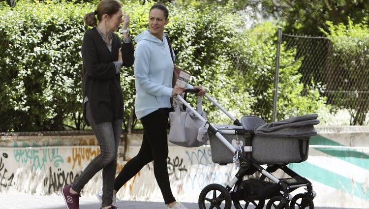Eva González con una amiga paseando con su hijo Cayetano Rivera por Madrid