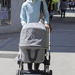 Eva González paseando a su hijo Cayetano Rivera por las calles de Madrid