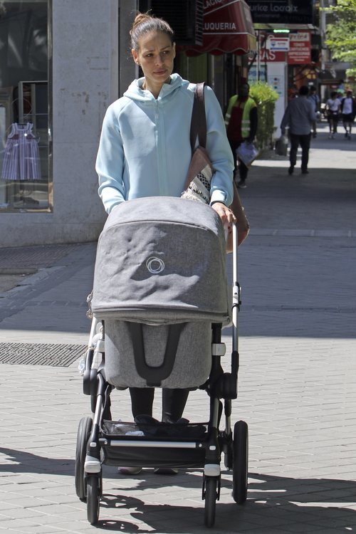 Eva González paseando a su hijo Cayetano Rivera por las calles de Madrid